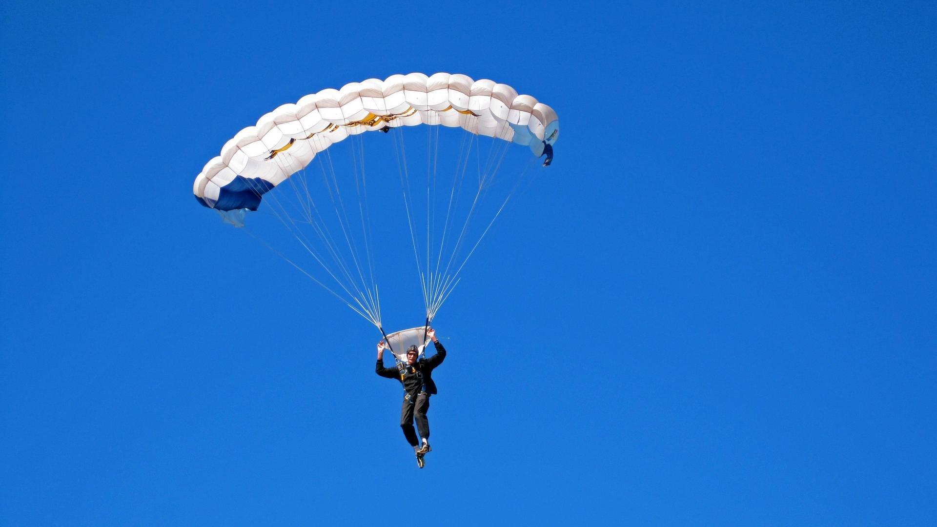 五大联赛争冠格局解析，巴黎提前加冕 利物浦拜仁强势领跑